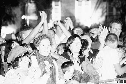 Environ 2.000 personnes se sont déchaînées, place Jean-Jaurès, pour le trio Celtic band et les déjantés Groove boys. Photo de presse
