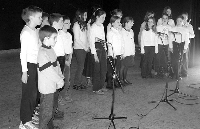 La finale du Léon pour le Kan ar Bobl a réuni près de 350 scolaires et des ados. Ils sont passés à tour de rôle sur la scène de Brocéliande à Ploudaniel. Photo de presse