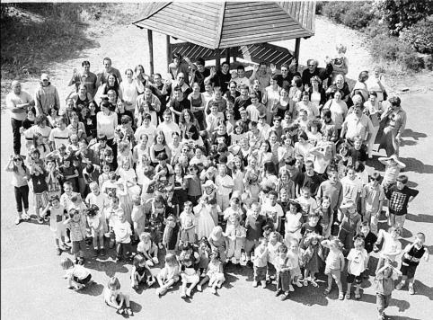 Le dimanche matin, à Penvillers, des anciens de Diwan et des élèves d'aujourd'hui se sont retrouvés pour une photo. Photo de presse