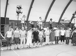 Les danseurs ont été nombreux, dimanche soir, à la salle omnisports de Ploudalmézeau. Photo de presse