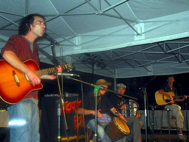 Deux groupes « Panache et les Groove Boys » étaient invités vendredi pour l'avant dernier concert des Vendredis Branchés. Photo de presse