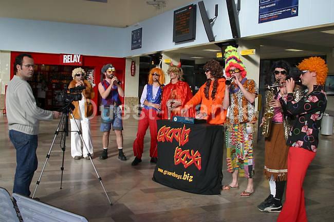 Dimanche après-midi, les Groove boys tournaient leur clip dans le hall de la gare de Brest. Ces musiciens mélangent instruments traditionnels et tubes des années 80. Photo de presse