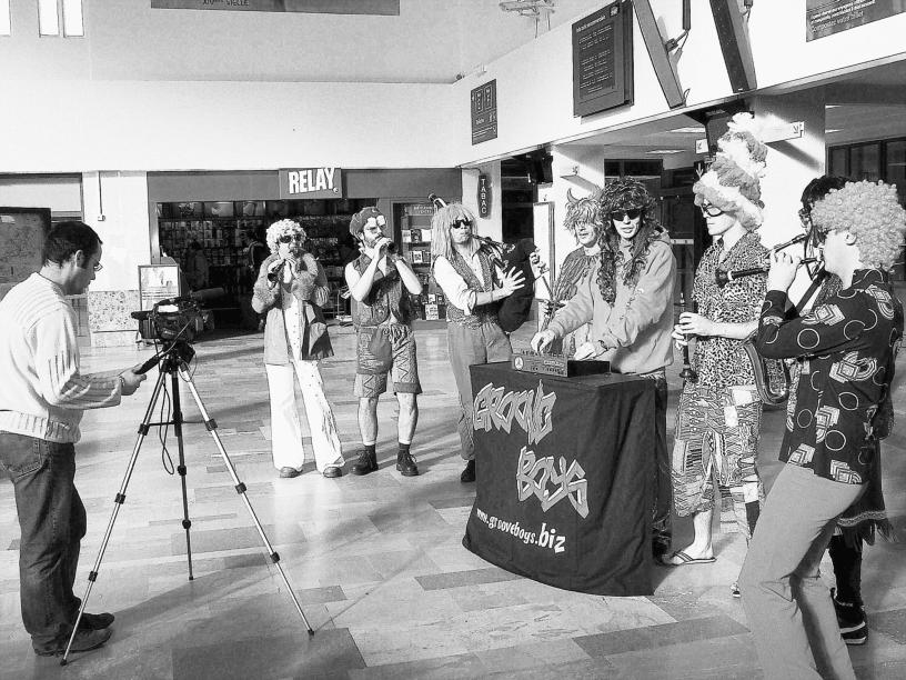 Avec les Groove Boys, c’était carnaval, hier après-midi, à la gare SNCF pour accueillir les passagers. Photo de presse