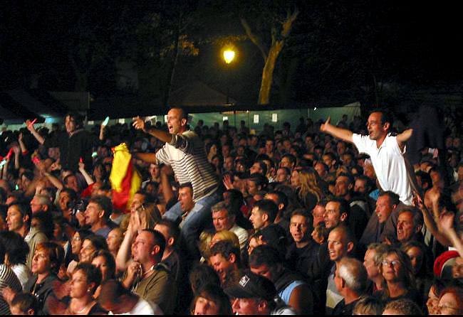 Le placître de Notre Dame en délires. 3 000 festivaliers lors de la première partie des concerts organisés par le festival des 4 clochers : Groove Boys, Soldat Louis et Plantec ont fait le show et l'unanimité. Photo de presse