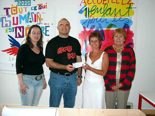 Mmes Andrée Cayoux et Annie Marin de l'antenne brestoise du Secours populaire ont reçu le chèque des mains de Denis Le Hir et Enora Keriguy, représentants des Groove Boys. Photo de presse