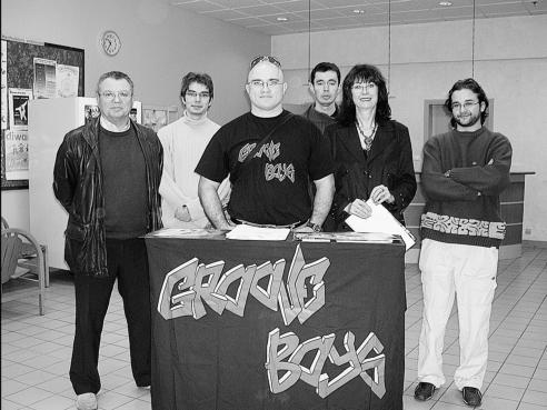 Martine Eliès, secrétaire générale de la fédération du Finistère du Secours populaire, et Jean-Claude Mure, adjoint à la culture, pendant la présentation de la soirée avec quelques-uns des Groove boys. Photo de presse