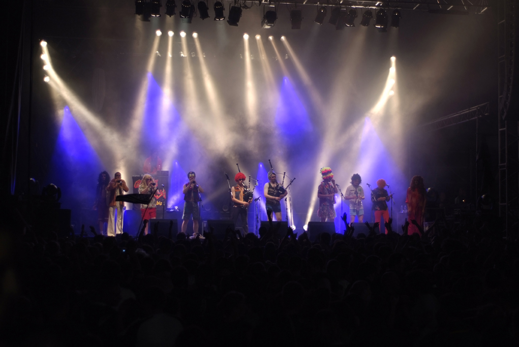 Enrollañ a raio ar strollad Groove Boys e bladenn dirak an dud, d'an 22 a viz Mae e Gwipavaz hag e Forest-Fouenant en deiz war-lerc'h. Photo de presse