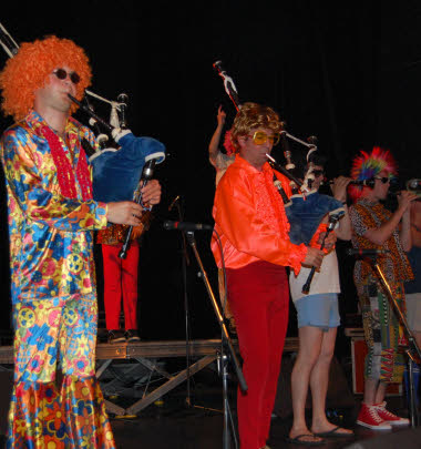 Les Groove Boys reprennent des titres disco et du top 50 qu'ils interprètent avec des instruments insolites mais traditionnels : bombarde, cornemuse... Photo de presse