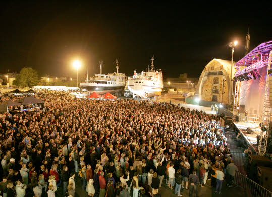 7.000 personnes samedi soir sur l'ancien slipway de Keroman pour manger et écouter de la musique. Le succès de la Nuit du port de pêche ne faiblit pas au fil des festivals. (Photo François Destoc) Photo de presse