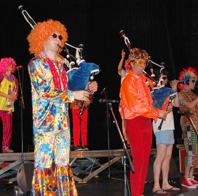 Le credo des Groove Boys, c'est d'interpréter des tubes à la bombarde, cornemuse, trompette, batterie, saxo, sans oublier la groove box. Photo de presse
